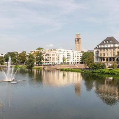 Wasserfontäne auf der Ruhr, im Hintergrund ist das Rathaus zu sehen