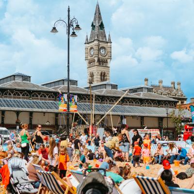 "Darligton by the Sea" ist eine beliebte jährliche Veranstaltung auf dem Marktplatz, bei der der Spaß am Meer ins Stadtzentrum gebracht wird.