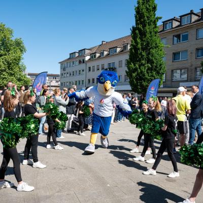 FISU-Maskottchen Wanda (Wanderfalke) auf dem Mülheimer Rathausmarkt