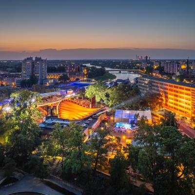 Die Stadt Opole / Oppeln (Polen) mit Blick auf das Amphitheater und den Piastenturm.