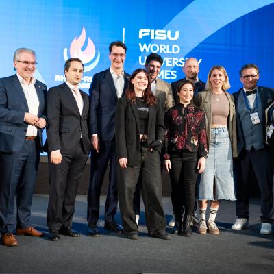 Gruppenfoto beim Head of Delegation Dinner die FISU-Fackel im Mülheimer Luftschiffhangar
