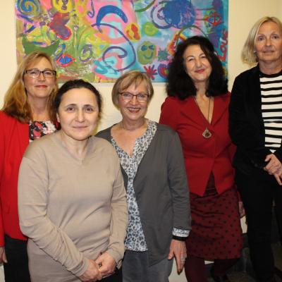 (von links)Stellvertretende Gleichstellungsbeauftragte Cäcilia Tiemann, pädagogische Mitarbeiterin des Jugendzentrums Stadtmitte Vahide Tiq, Bürgermeisterin Margarete Wietelmann, Soziologin Dr. Necla Kelek, Gleichstellungsbeauftragte Antje Buck