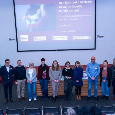 Auf dem Foto des Fachtages Den Kreislauf häuslicher Gewalt durchbrechen. Präventionsarbeit mit Kindern und Jugendlichen sind, neben einigen Workshop-Leitenden und den Referent*innen, die Kooperationspartner*innen des Runden Tisches gegen häusliche Gewalt, der Gleichstellungsstelle Mülheim and der Ruhr und der Katholischen Akademie Die Wolfsburg zu sehen.