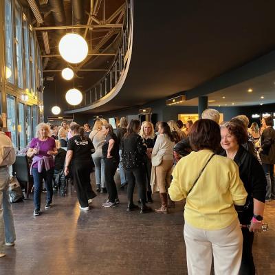 Zur Frauenparty Time to Dance, die am Weltfrauentag 2025 stattfand, kamen rund 500 Frauen aus Mülheim und Umgebung. Sie wurde von de Gleichstellungsstelle Mülheim an der Ruhr veranstaltet und fand im Ringlokschuppen Ruhr statt.