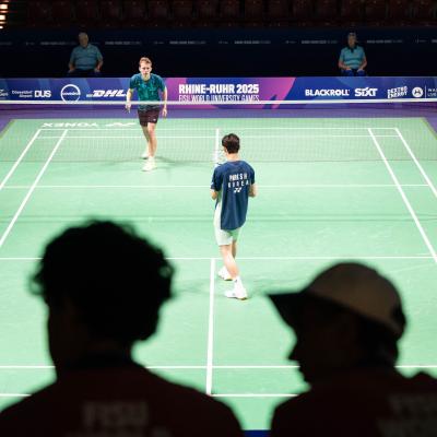 Zuschauer bei der FISU blicken auf Badminton-Spieler in der Mülheimer Westenergie Sporthalle