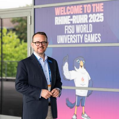 David Lüngen, Mülheims Stadtdirektor und Sportdezernent vor der Westenergie Sporthalle