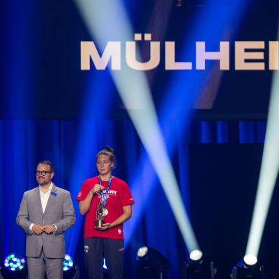 Mülheims Sportdezernent Lüngen (links) steht zusammen mit einem deutschen Hochschulsportler bei der Abschlusszeremonie in der Kraftzentrale im Landschaftspark Duisburg-Nord