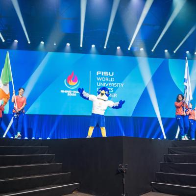 FISU-Maskottchen Wanda steht auf der Bühne bei der FISU-Abschlusszeremonie in der Kraftzentrale im Landschaftspark Duisburg-Nord