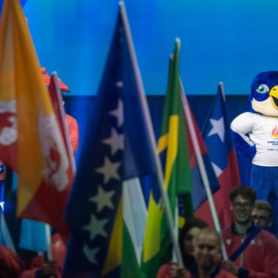 FISU-Maskottchen Wanda steht auf der Bühne bei der FISU-Abschlusszeremonie in der Kraftzentrale im Landschaftspark Duisburg-Nord