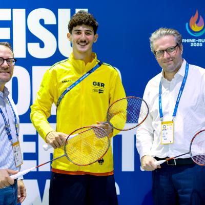 Mülheims Sportdezernent David Lüngen (links) mit Mülheims Badminton-Spieler Malik Bourakkadi (Mitte) bei der FISU in der Mülheimer Westenergie Sporthalle