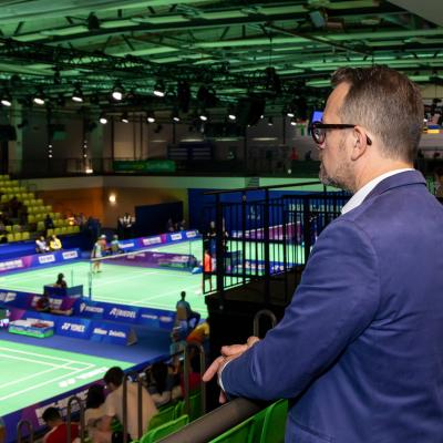 Mülheims Sportdezernent David Lüngen blickt in der Westenergie Sporthalle auf das Badminton-Spielfeld
