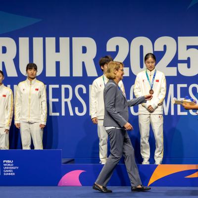 Martina Ellerwald (Leiterin Mülheimer SportService) bei der Medaillenübergabe an die Gewinnerinnen Frauen Doppel bei der FISU in der Mülheimer Westenergie Sporthalle