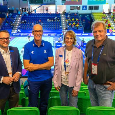 Gruppenfoto bei der Badminton-Medaillenübergabe bei der FISU in der Mülheimer Westenergie Sporthalle: Sportdezernent David Lüngen (links) und Martina Ellerwald (2. von rechts)