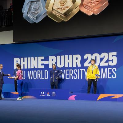 Sportdezernent David Lüngen bei der Medaillenübergabe an die Gewinnerinnen Frauen Einzelbei der FISU in der Mülheimer Westenergie Sporthalle