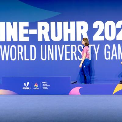 Sportdezernent David Lüngen bei der Medaillenübergabe an die Gewinnerinnen Frauen Einzelbei der FISU in der Mülheimer Westenergie Sporthalle