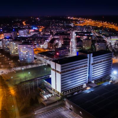 Das Rathaus und Stadtzentrum der Stadt Kouvola bei Nacht.
