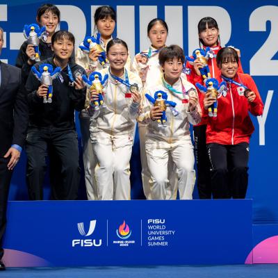 Medaillenübergabe an die Gewinnerinnen Frauen Doppel bei der FISU in der Mülheimer Westenergie Sporthalle, rechts steht Martina Ellerwald (Leiterin Mülheimer SportService)
