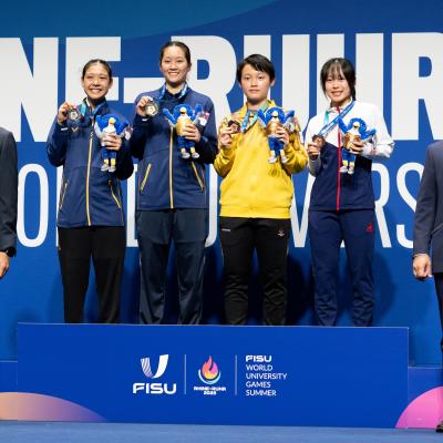 Medaillenübergabe an die Gewinnerinnen Frauen Einzel bei der FISU in der Mülheimer Westenergie Sporthalle, rechts steht Mülheims Sportdezernent David Lüngen