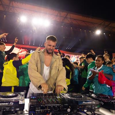 DJ bei der Eröffnungsfeier Rhine-Ruhr 2025 FISU World University Games in der Schauinsland-Reisen-Arena in Duisburg