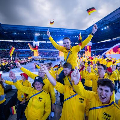 Deutsches Team feiert bei Eröffnungsfeier Rhine-Ruhr 2025 FISU World University Games in der Schauinsland-Reisen-Arena in Duisburg