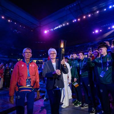 Einzug Fackel bei Eröffnungsfeier Rhine-Ruhr 2025 FISU World University Games in der Schauinsland-Reisen-Arena in Duisburg
