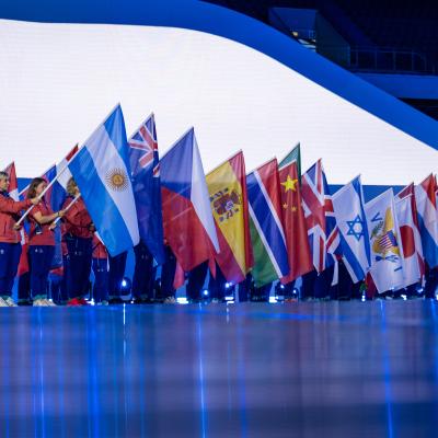 Internationale Fahnen bei Eröffnungsfeier Rhine-Ruhr 2025 FISU World University Games in der Schauinsland-Reisen-Arena in Duisburg