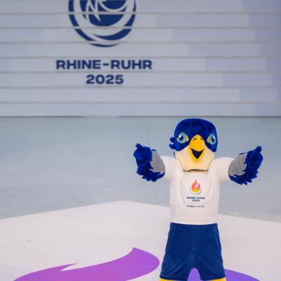 Maskottchen Wanda bei Eröffnungsfeier Rhine-Ruhr 2025 FISU World University Games in der Schauinsland-Reisen-Arena in Duisburg