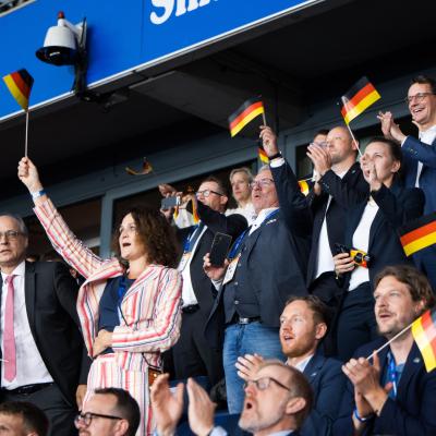 Jubelnde Politiker bei Eröffnungsfeier Rhine-Ruhr 2025 FISU World University Games in der Schauinsland-Reisen-Arena in Duisburg