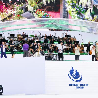 Auftritt Querbeat bei Eröffnungsfeier Rhine-Ruhr 2025 FISU World University Games in der Schauinsland-Reisen-Arena in Duisburg