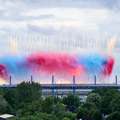 Feuerwerk bunt bei Eröffnungsfeier Rhine-Ruhr 2025 FISU World University Games in der Schauinsland-Reisen-Arena in Duisburg