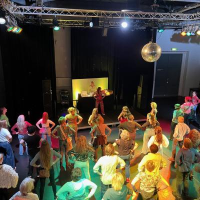 Zu Beginn der Frauenparty Time to Dance anlässlich des Internationalen Frauentages fand ein einstündiger Salsa Kurs zur Einstimmung statt. Die Tänzerin Ulymar Garcia Nierhaus stimmte die Frauen auf den langen Tanzabend mit DJ diesuse ein. Die Frauenparty wurde von der Gleichstellungsstelle veranstaltet und fand im Ringlokschuppen Ruhr statt.