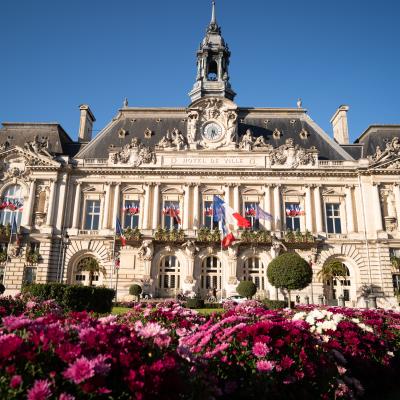 Das Hôtel de Ville in Tours, Frankreich, beherbergt die Büros der Stadt und gilt somit als Rathaus. Das innen und außen reich verzierte Gebäude wurde von dem aus Tours stammenden Architekten Victor Laloux entworfen und 1904 fertiggestellt.