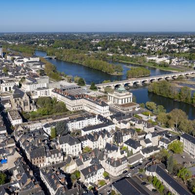 Eine Luftaufnahme, die die französische Partnerstadt Tours an der Loire mit der Pont Wilson zeigt.