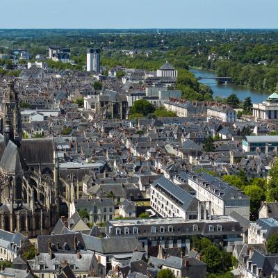 Eine Luftaufnahme, die das Zentrum der französischen Partnerstadt Tours an der Loire zeigt.