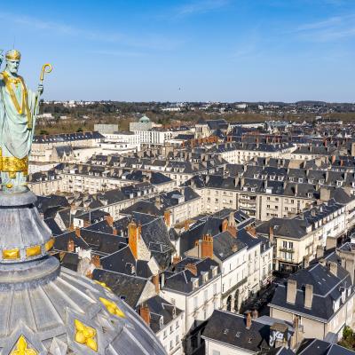 Eine Luftaufnahme, die die französische Partnerstadt Tours an der Loire mitsamt ihrer Basilique Saint-Martin zeigt.
