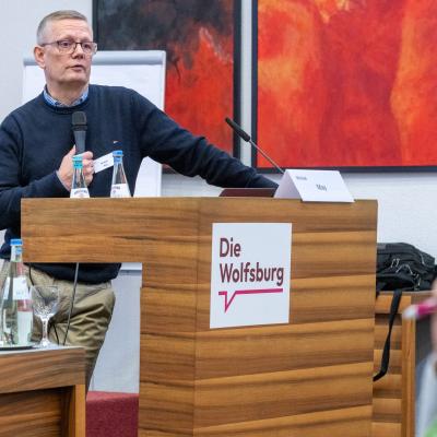 Der Kinder- und Jugendlichenpsychotherapeut Michael May hält den zweiten Impulsvortrag auf der Veranstaltung des Runden Tisches gegen häusliche Gewalt Mülheim an der Ruhr, der Gleichstellungsstelle und der katholischen Akademie Die Wolfsburg Den Kreislauf häuslicher Gewalt frühzeitig durchbrechen. Präventionsarbeit mit Kindern und Jugendlichen in der Wolfsburg.