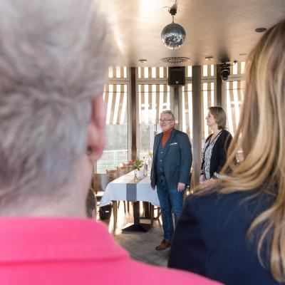 Oberbürgermeister Marc Buchholz und Personaldezernentin Anja Franke bei ihrer Rede anlässlich der Würdigungsfeier 2023