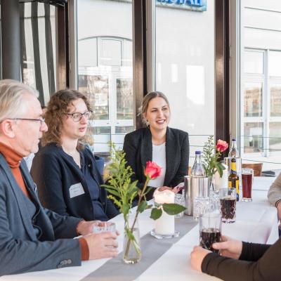 Oberbürgermeister Marc Buchholz im Gespräch mit Teilnehmer*innen der Würdigungsfeier 2023