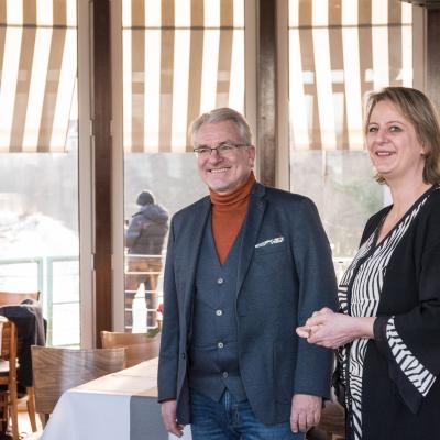 Oberbürgermeister Marc Buchholz und Personaldezernentin Anja Franke bei ihrer Rede anlässlich der Würdigungsfeier 2023