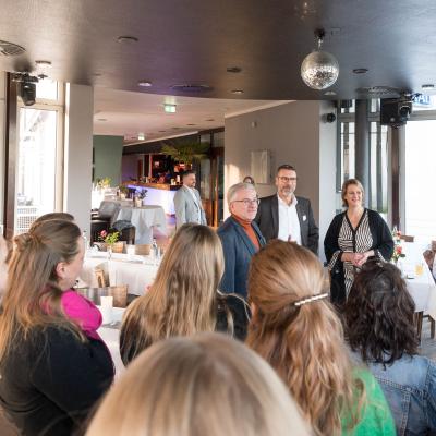 Oberbürgermeister Marc Buchholz, Personalamtsleiter Stefan Hupe und Personaldezernentin Anja Franke bei der Würdigungsfeier 2023