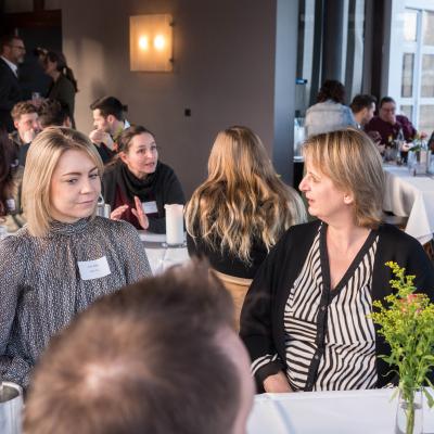 Personaldezernentin Anja Franke im Gespräch mit Teilnehmer*innen der Würdigungsfeier 2023