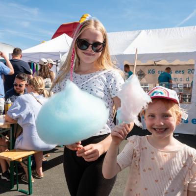 Kinder essen Zuckerwatte beim Flughafenfest 2025