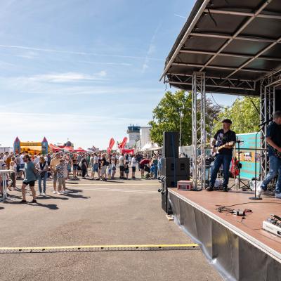 Band spielt auf einer Bühne beim Flughafenfest 2025