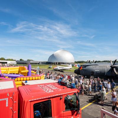 Blick auf das Flughafengelände beim Flughafenfest 2025