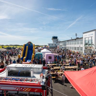 Blick auf das Gelände beim Flughafenfest 2025: Viele Besucher erkundeten das Flughafengelände