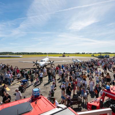 Blick auf das Gelände beim Flughafenfest 2025: Viele Besucher erkundeten das Flughafengelände
