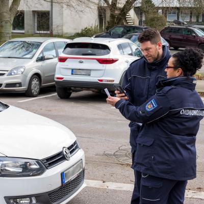  Die Überwachung des ruhenden Verkehrs ist eine zentrale Aufgabe des Ordnungsamtes. Die häufigsten Beschwerden, die in der Leitstelle eingehen, beziehen sich auf Parkverstöße