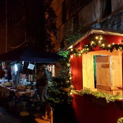 Weihnachtsbuden und Menschen aus der Vogelperspektive