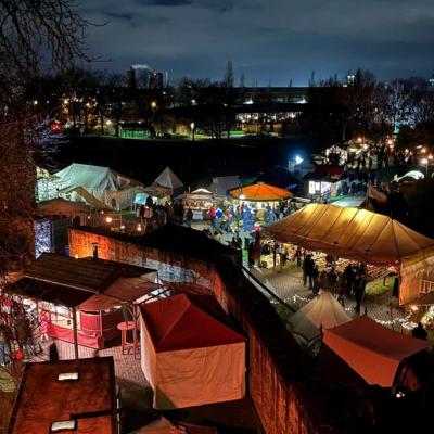 Weihnachtsbuden und Menschen aus der Vogelperspektive