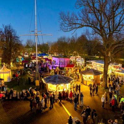 Weihnachtsbuden und Menschen aus der Vogelperspektive